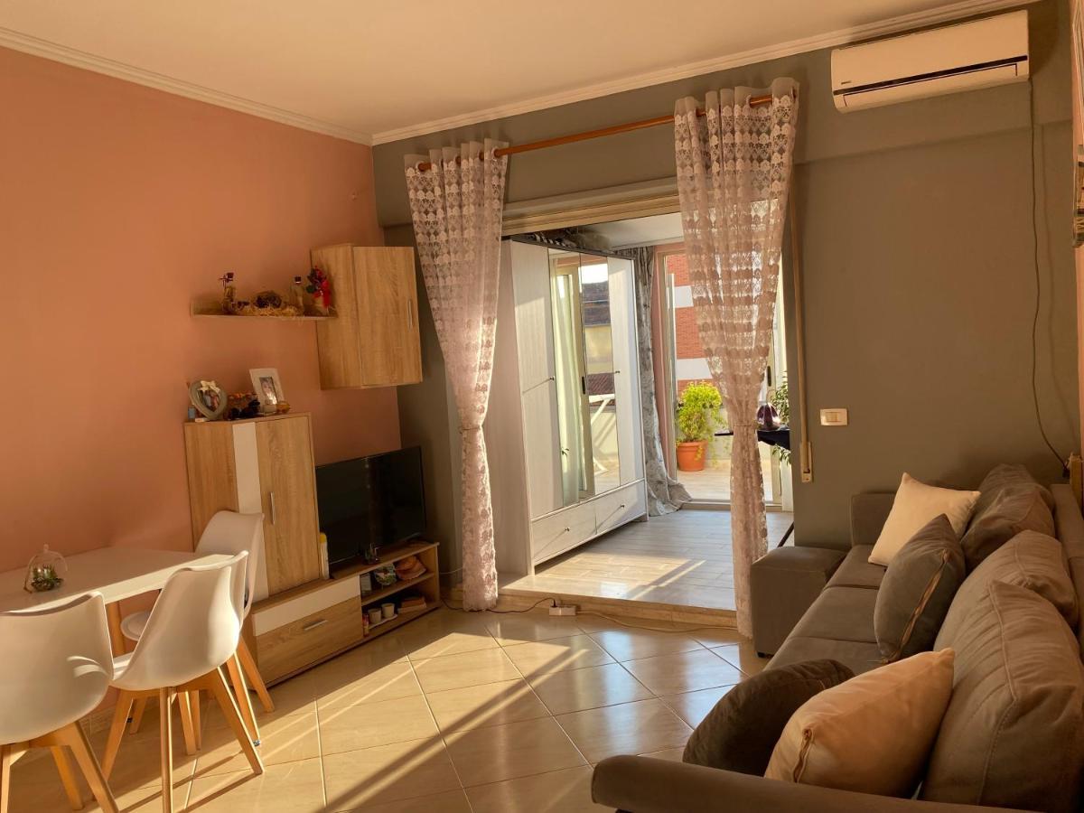 Apartament Komuna E Parisit Qendra Kristal Center *
